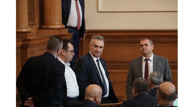 Искрен Веселинов от ВМРО (вдясно) и Валентин Касабов от НФСБ (в средата) заменят Сидеров. Снимка ДЕСИСЛАВА КУЛЕЛИЕВА