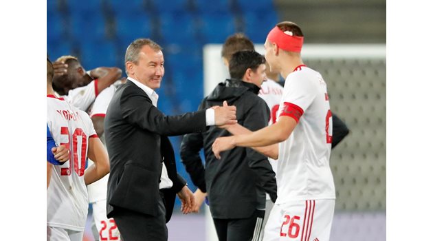 Старши-треньорът Стамен Белчев поздравява 19-годишния капитан на "червените" Валентин Антов, който доигра мача с разкървавена глава.