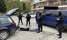 Спецполицаи задържаха в Бургас двама серийни крадци от Варна (Снимки)