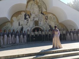 Хористите на Музикална лаборатория за човека с диригент Йордан Камджалов изпълниха ортодоксални песни пред храма на Ванга.
