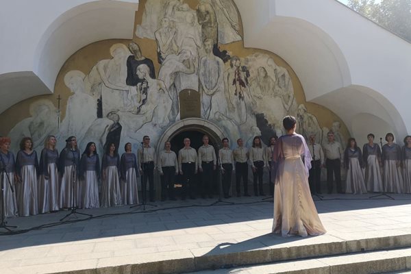 Хористите на Музикална лаборатория за човека с диригент Йордан Камджалов изпълниха ортодоксални песни пред храма на Ванга.
