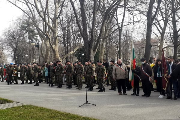 Почетна рота и граждани присъстваха на церемонията.