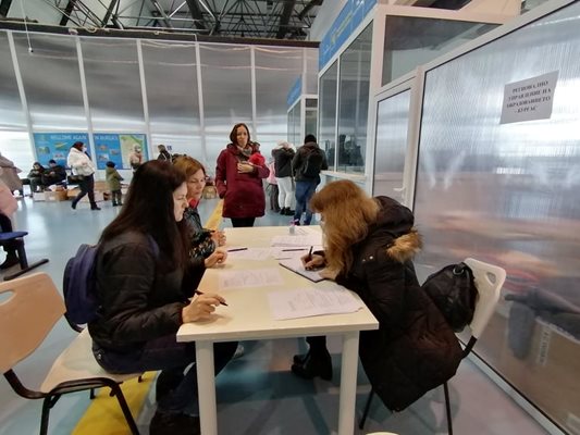 Лекарка, нотариус, инженери търсят помощ в центъра за украински бежанци в Бургас (Обзор)