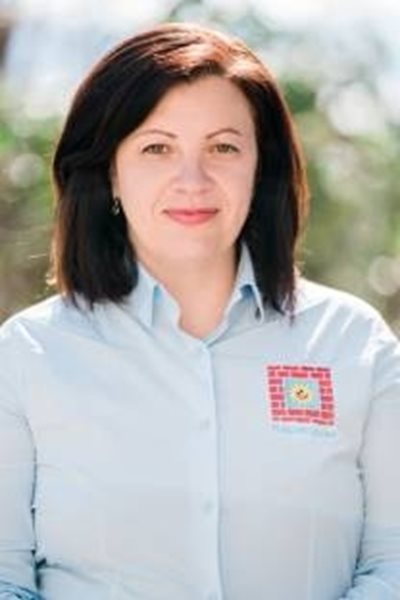 Борислава Черкезова е родом от Плевен, 43 г. 
Преди 3 години започва работа в “Карин дом” като директор “Международни партньорства, обучения и застъпничество”.