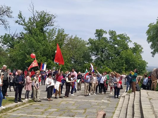 Вееха се червени и руски знамена.