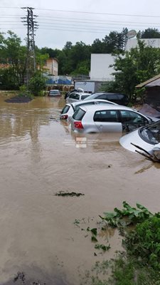 Наводнени коли в Трявна. Кадър: БНТ