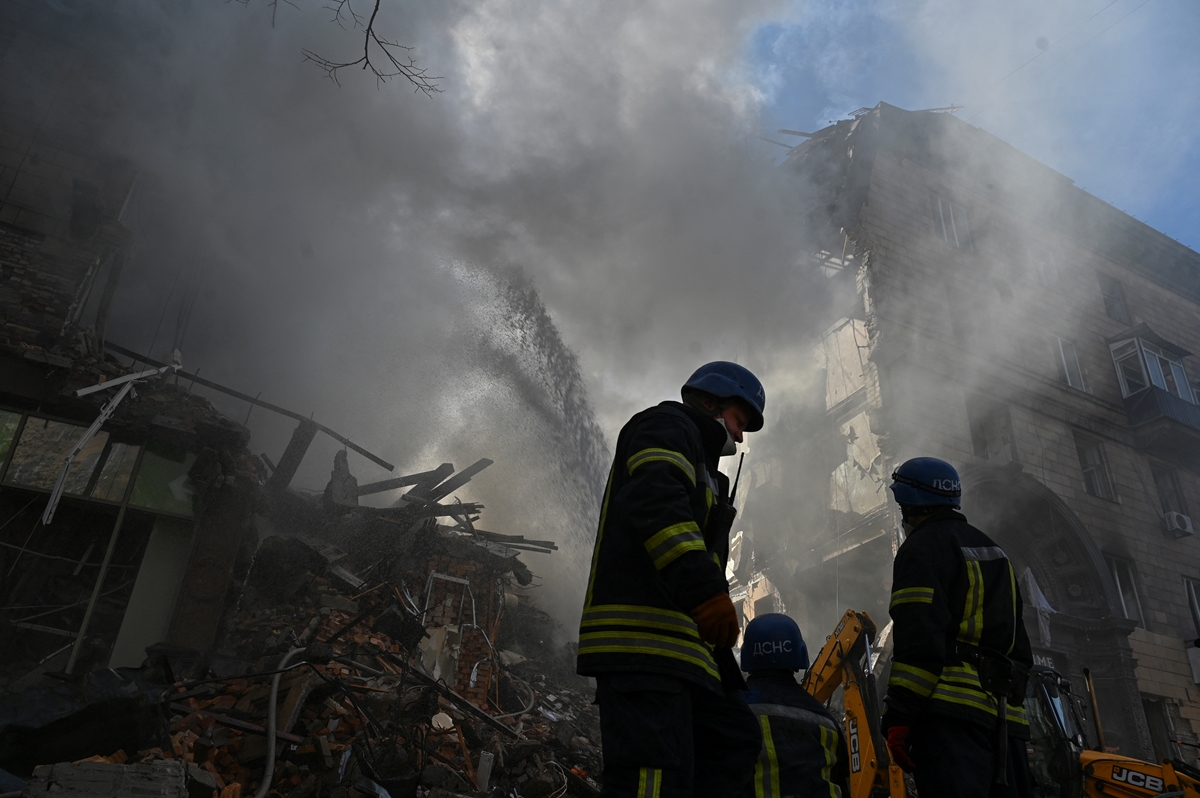 Най-малко 11 са убити при обстрел на жилищни сгради в Запорожие