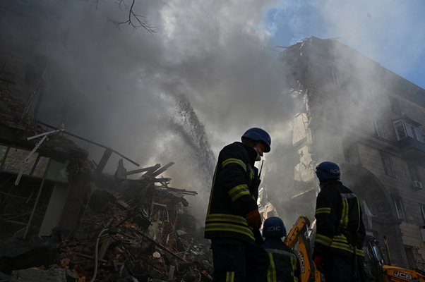Най-малко 11 са убити при обстрел на жилищни сгради в Запорожие