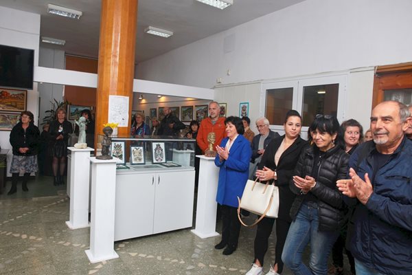 Изложбата на художника и карикатурист Тодор Деков събра много почитатели