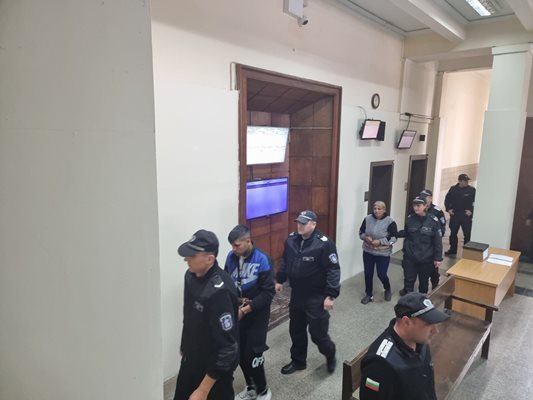 Служители на съдебната охрана конвоират днес към съдебната зала в Стара Загора 16-годишния К.К. и 42-годишната А.Е., обвиняеми за убийството на 37-годишен мъж при масовия бой на 20 март т.г. в центъра на Казанлък.
Снимка: Ваньо Стоилов