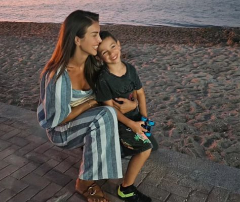 Алекс Богданска е в Гърция със сина си Габриел СНИМКА: Инстаграм/aleksandra_petkanova