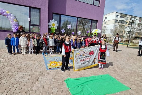 Със спектакъл беше открита тази година новата детска градина “Малина” на бул. “Александър Стамболийски” в Пловдив.