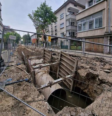 Изкопът на ул. "Петър Стоев" и тръбата с обратни води изкараха на протест жителите.