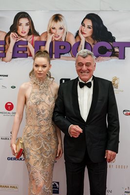 Продуцентът модел Никол Предьова позира с чаровника на българския театър и кино Веселин Калановски