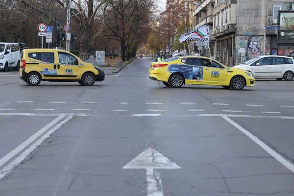 Таксиметрови шофьори излязоха на протест в София Снимка: Георги Палейков