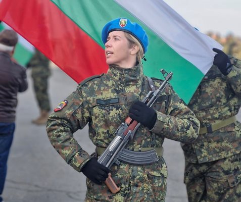 Тази дама избра автомата и военната служба, полагайки клетва в авиобаза Граф Игнатиево. Снимки: ВВС