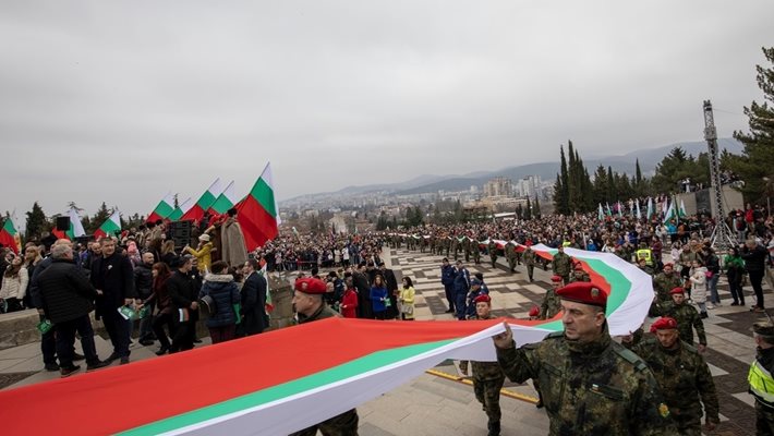 Понесоха на ръце 300-метров трибагреник в Стара Загора