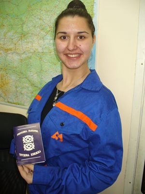 Единайсетокласничката Благомира Георгиева се гордее с първата си трудова книжка, издадена от фирма "М+С хидравлик" в Казанлък.