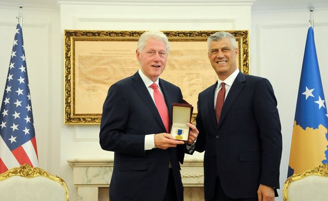 Бившият президент на Съединените щати Бил Клинтън бе посрещнат с най-високи държавни почести в Прищина. Снимка РОЙТЕРС