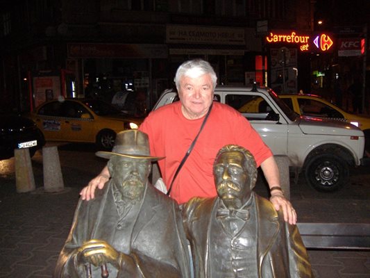 Шефкет Чападжиев в центъра на София пред статуята на Пенчо и Петко Славейкови