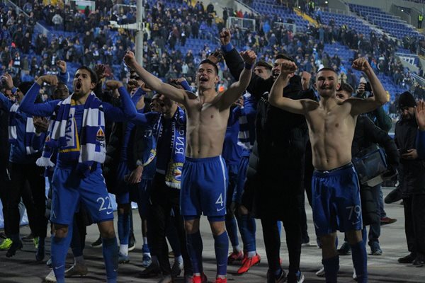 Футболистите на “Левски” празнуват с феновете след отстраняването на “Лудогорец” и класирането за полуфинал за купата на България.

СНИМКИ: РУМЯНА ТОНЕВА