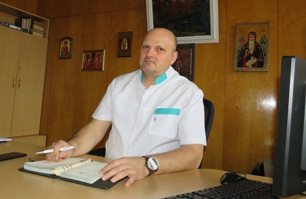 Шефът на търновската болница д-р Стефан Филев разказва за заплахите, които получавал.
