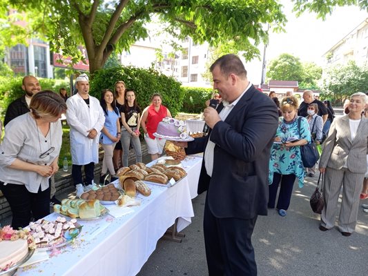 Зам.-министър Явор Гечев получи торта с разтителни съставки за рожденния си ден.