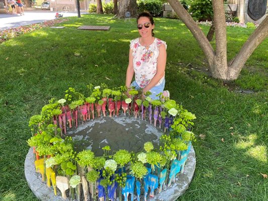 Нина Йотовска със своето произведение в градинката пред община Пловдив.