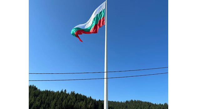 Знамето се вее вече на поляните на Рожен.