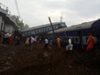 Машинистът на дерайлиралия в Индия влак не бил предупреден за ремонт на линията
