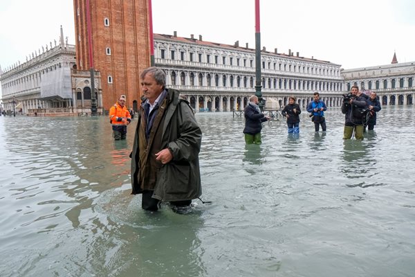 Дъждовете превърнаха в канали всички улици във Венеция. СНИМКИ: РОЙТЕРС
