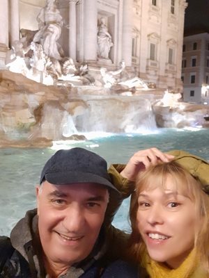 Кадурин и жена му пред фонтана Ди Треви