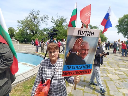 Зара Иванова издигна плакат с лика на Путин и надпис "Миротворецът".