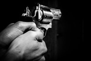 17-годишен, въоръжен с пистолет, задигна 20 лв. от момиче в Пазарджик