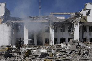 Един убит при руски обстрел по Харков, 3 жертви в поразена от украински снаряд сграда в Донецк