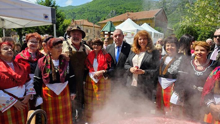 Кметът на Кричим Атанас Калчев с вицепрезидента Илияна Йотова.