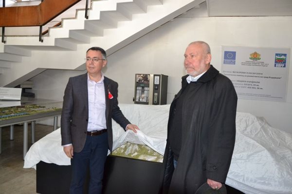 Кметът на Кърджали Хасан Азис и проф. Николай Овчаров показват макета на Перперикон в Кърджали