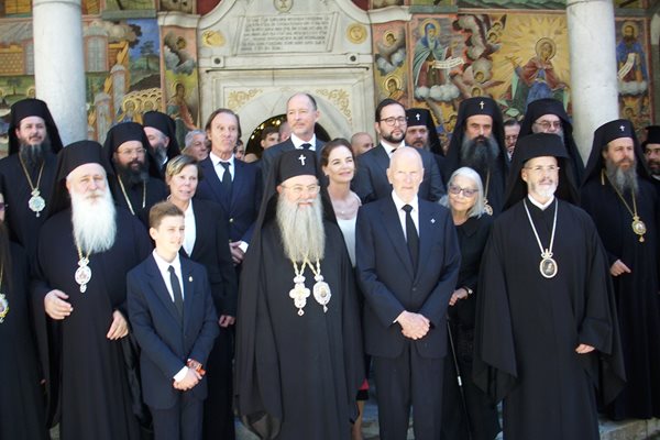 След ритуала царската фамилия си направи снимка с всички духовници.