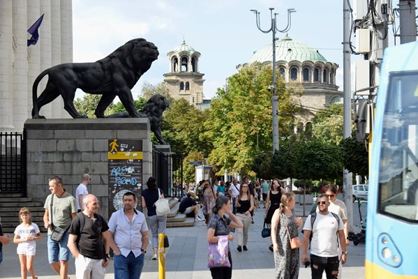 България няма достатъчно пари в бюджета, за да се позволи даването на безусловен доход, твърдят синдикатите.