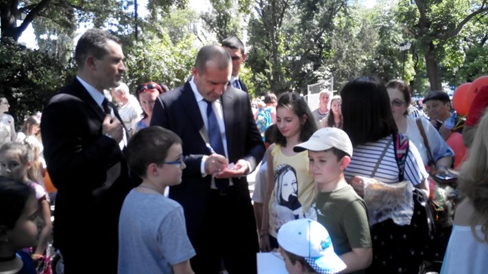 Разпознат от празнуващи деца, президентът Радев раздаде автографи за 1 юни в градската градина.