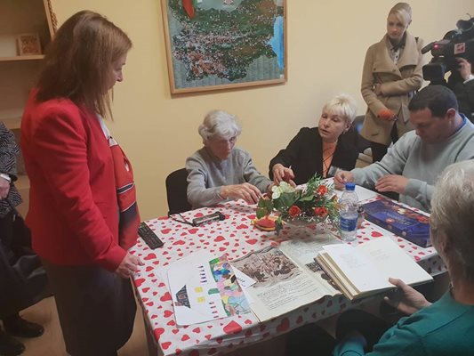 Зорница Русинова видя как възрастните хора се учат да плетат.