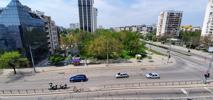 Пловдивски джигит отнесе ограда и избяга, но си "забрави" номера на пътя (снимки)