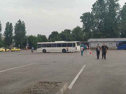 Повечето пътници хващат от автогара "Родопи" рейсове до близките села. 