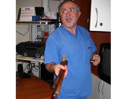 Анестезиологът показва инструменти, подобни на флейта, на които прави импровизации за болните.
