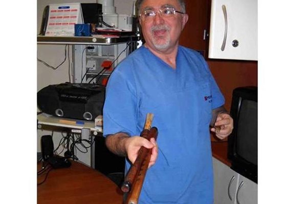 Анестезиологът показва инструменти, подобни на флейта, на които прави импровизации за болните.
