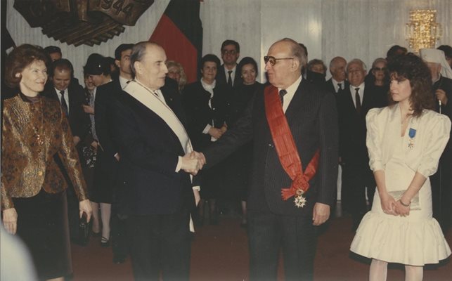 Жени Живкова в ролята на първа дама в началото на 1989 г., когато заедно с дядо й посрещат в България френския президент Франсоа Митеран и съпругата му Даниел.