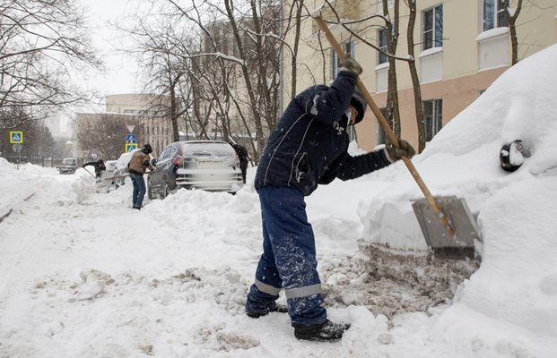 Работници чистят снега в Москва СНИМКА: Ройтерс