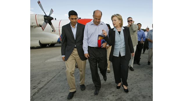 Хилари Клинтън по времето, когато е държавен секретар, заедно с Кенет Мъртън на международното летище в Порт О Пренс малко след земетресението в Хаити през 2010 г.