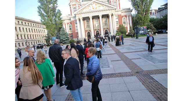 Дълга опашка се изви пред Народния театър.