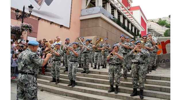 Военният духов оркестър на ВВС се включи в шествието.